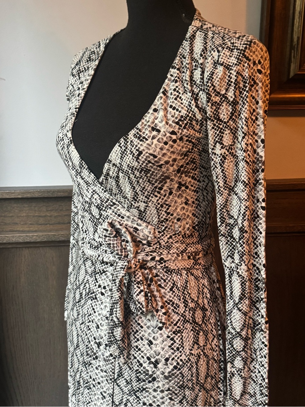 Good American  snake print wrap midi dress  sz 0 - Picture 7 of 10